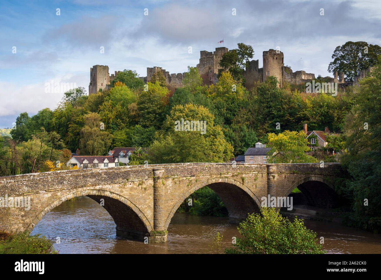 Ludlow Castle et Dinham Bridge, Ludlow, Shropshire Banque D'Images