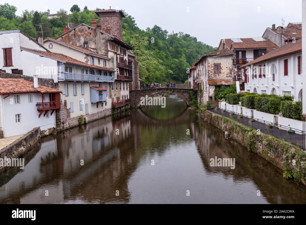 Vue de pont sur la rivière Nive à Saint-Jean-Pied-de-Port, Pyrénées-Atlantiques, France Banque D'Images