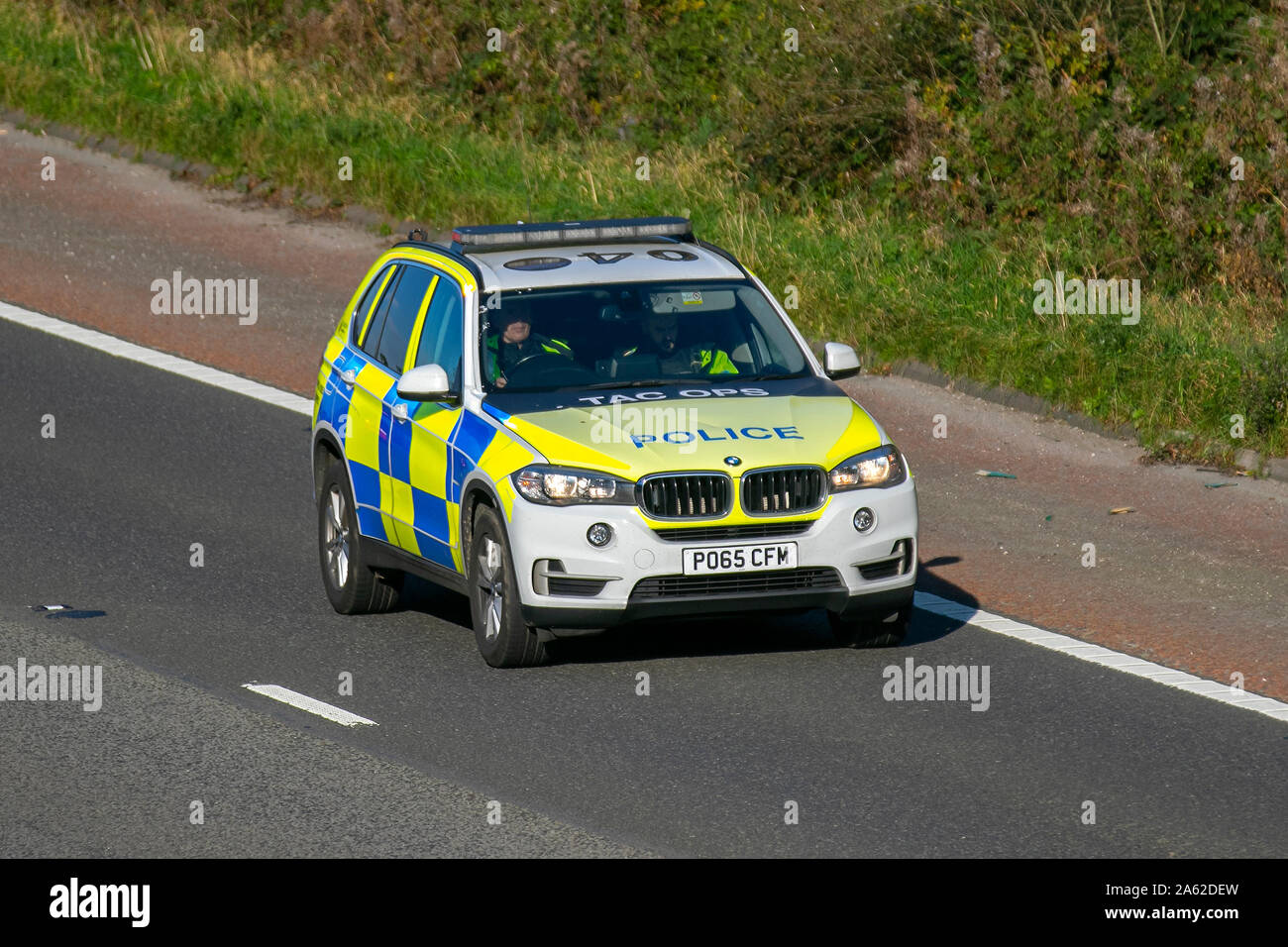 BMW X3 Xdrive Police30D AC Auto ; UK le trafic de véhicules, transports, voitures, moderne, vers le sud sur la voie 3 de l'autoroute M6. UK Banque D'Images