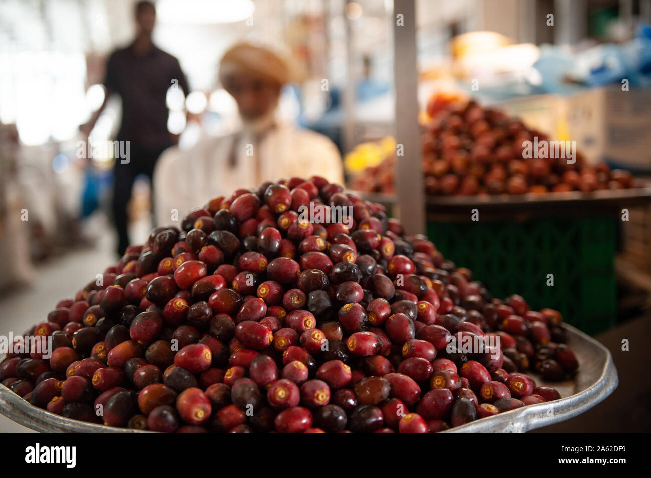 Les dates d'Omanais à la vente dans le marché de légumes près de souk Mutrah, Vieux Muscat, Oman Banque D'Images