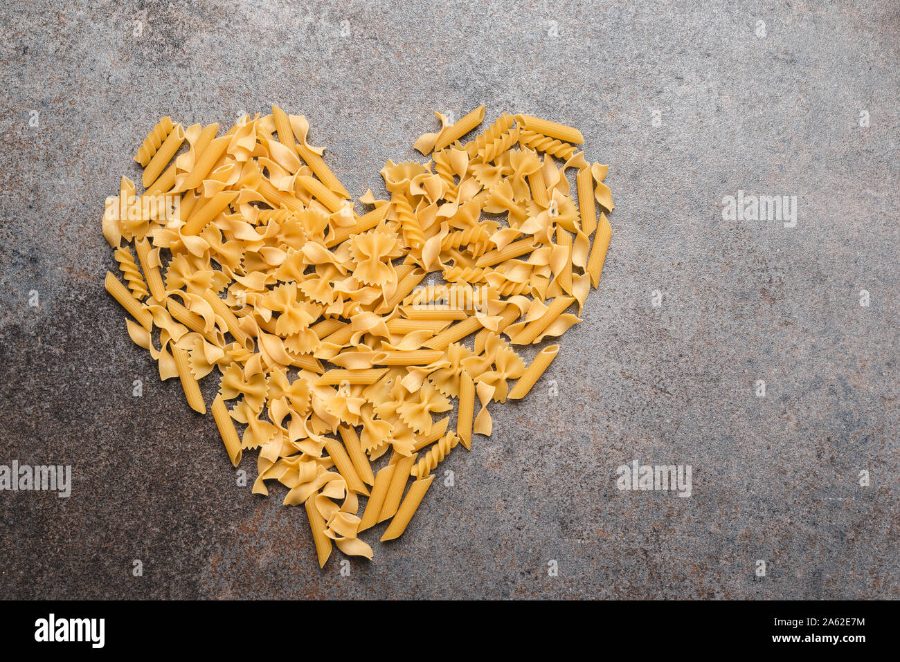 Coeur organisé à partir de différents types de pâtes. Espace libre pour la description. Châssis avec place vide de texte. Banque D'Images