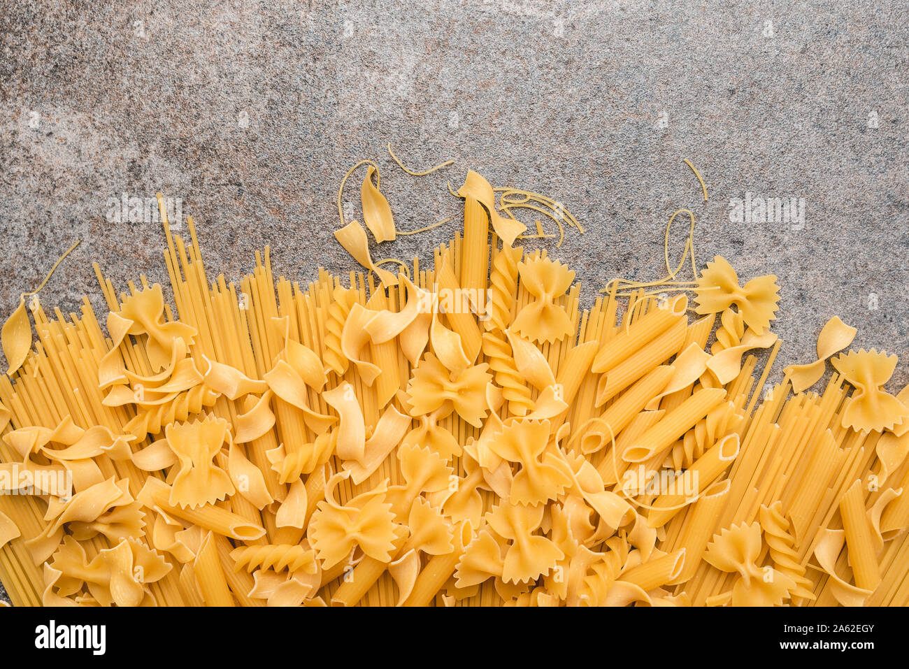 Différents types de pâtes que nous utilisons tous les jours dans la cuisine lors de la cuisson. Vue de dessus. Des produits. Place pour une description ou du texte. Banque D'Images