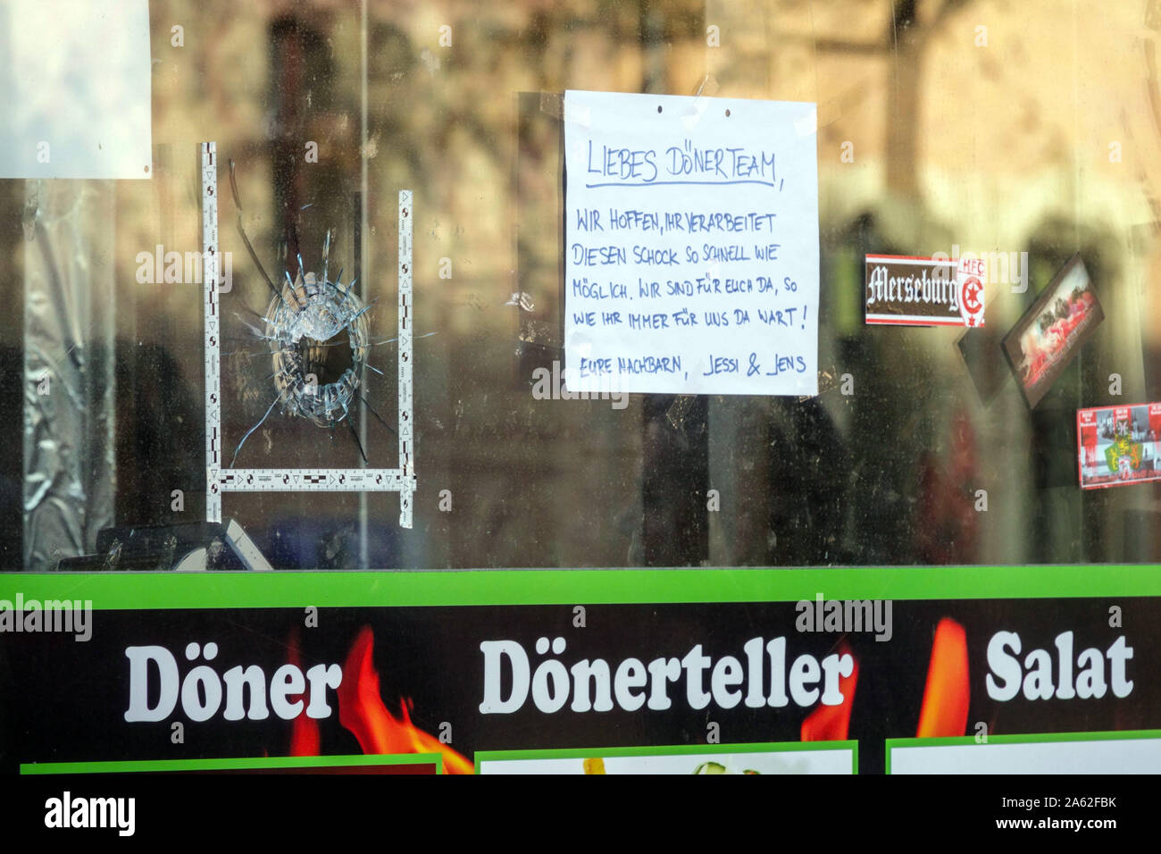 Halle (Saale) Allemagne attaque contre un trou de balle est visible dans une fenêtre d'un kebab grill. Restauration rapide lieu où a été tué l'une des victimes, Kevin S Banque D'Images