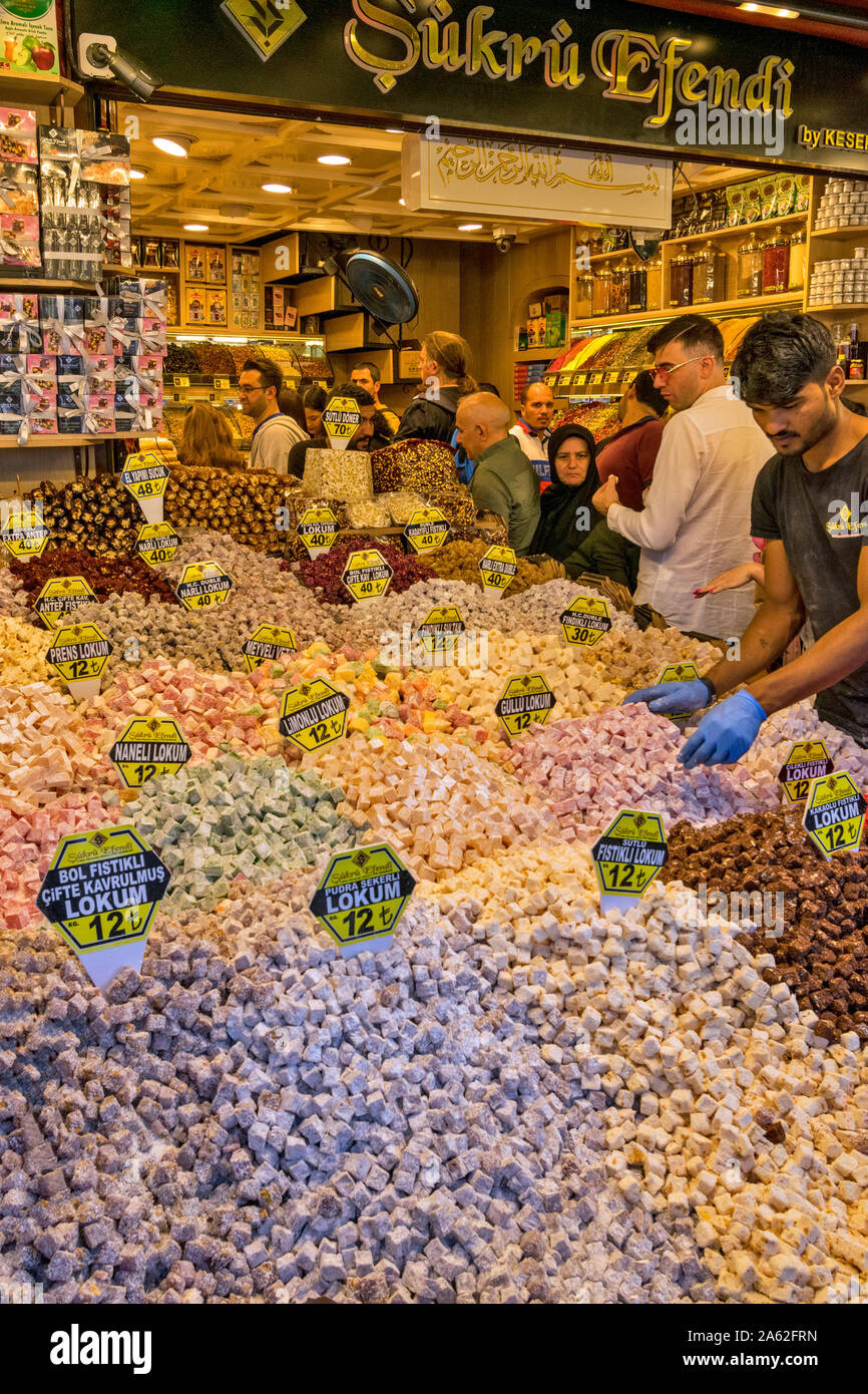 ISTANBUL Turquie le marché aux épices ou Misir Carsisi MYRIADE DE TYPES DE LOKUM OU LOUKOUM Banque D'Images