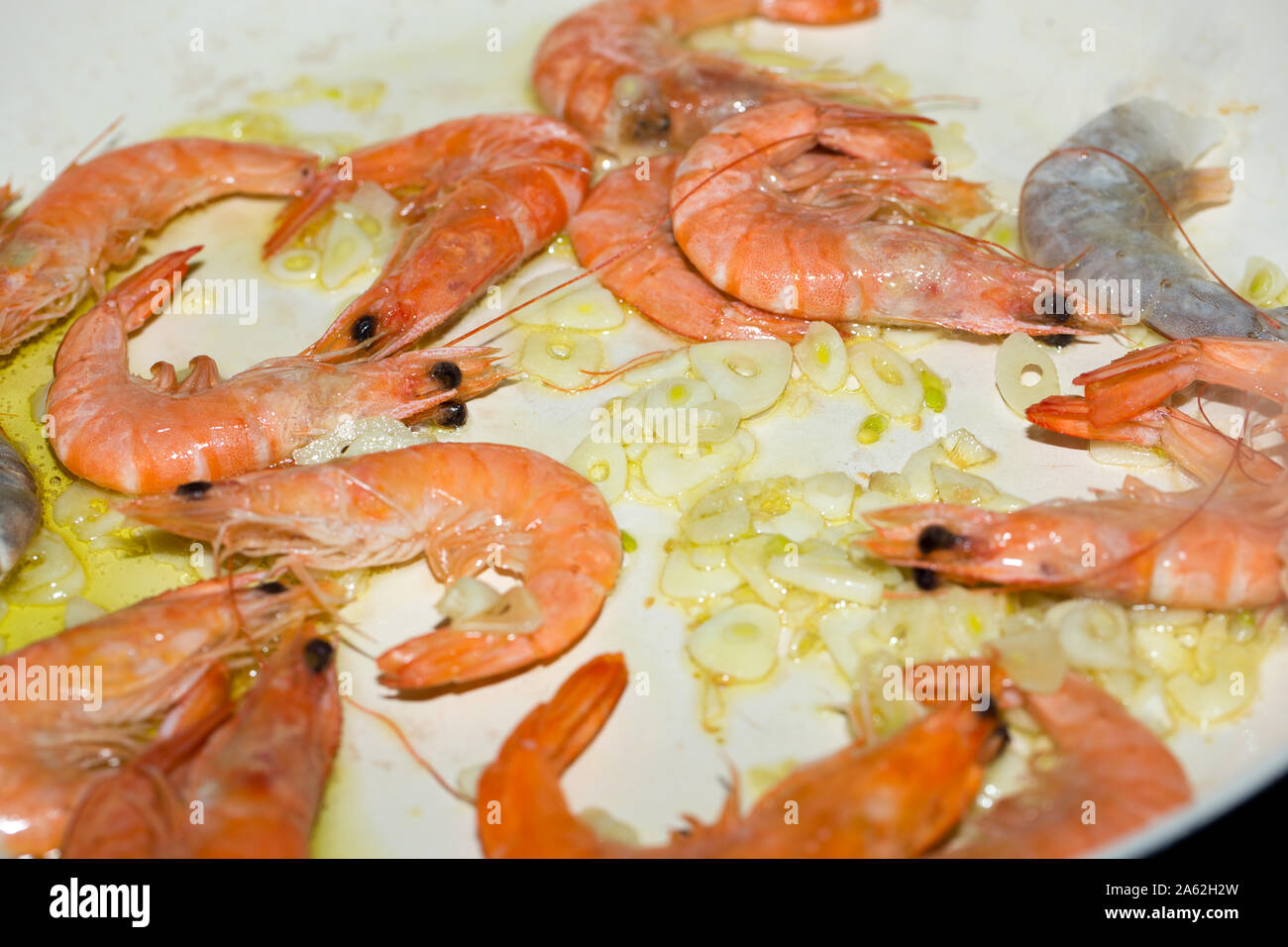 Du golfe à l'ail frais crevettes frits dans l'huile d'olive Banque D'Images