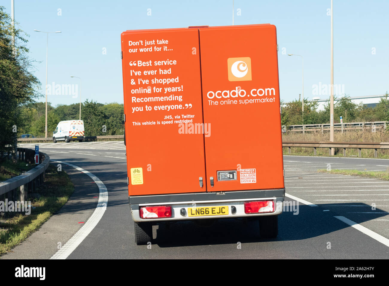 Ocado van livraison avec twitter recommandation client affiché à l'arrière - UK Banque D'Images
