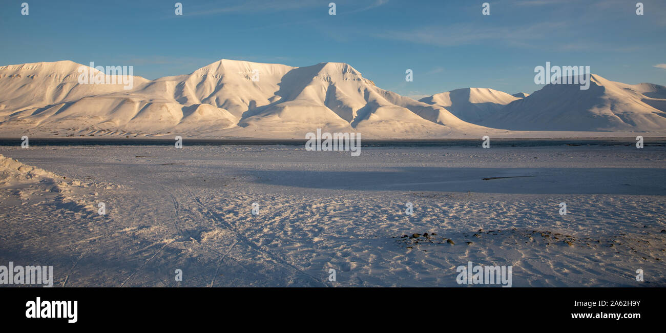 Montagnes couvertes de neige vu de Longyearbyen au Spitzberg. Banque D'Images