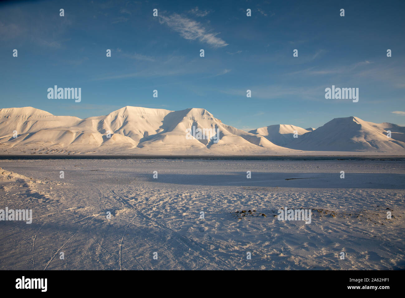 Montagnes couvertes de neige vu de Longyearbyen au Spitzberg. Banque D'Images