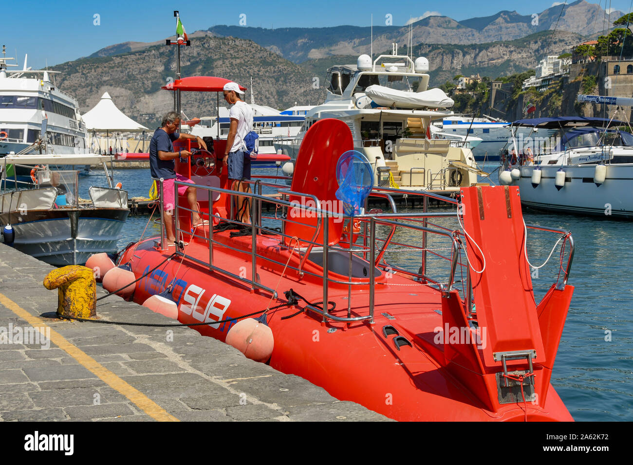 SORRENTO, ITALIE - AOÛT 2019 : petit sous-marin rouge amarré dans le port de Sorrente. Il propose des excursions vers les touristes. Banque D'Images
