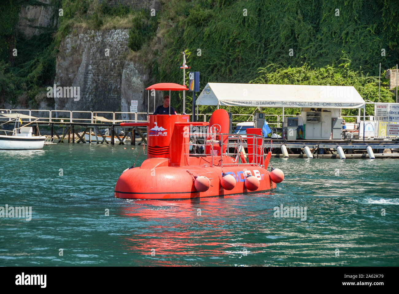 SORRENTO, ITALIE - AOÛT 2019 : Petit rouge sous-marin dans le port de Sorrente. Il propose des excursions vers les touristes. Banque D'Images
