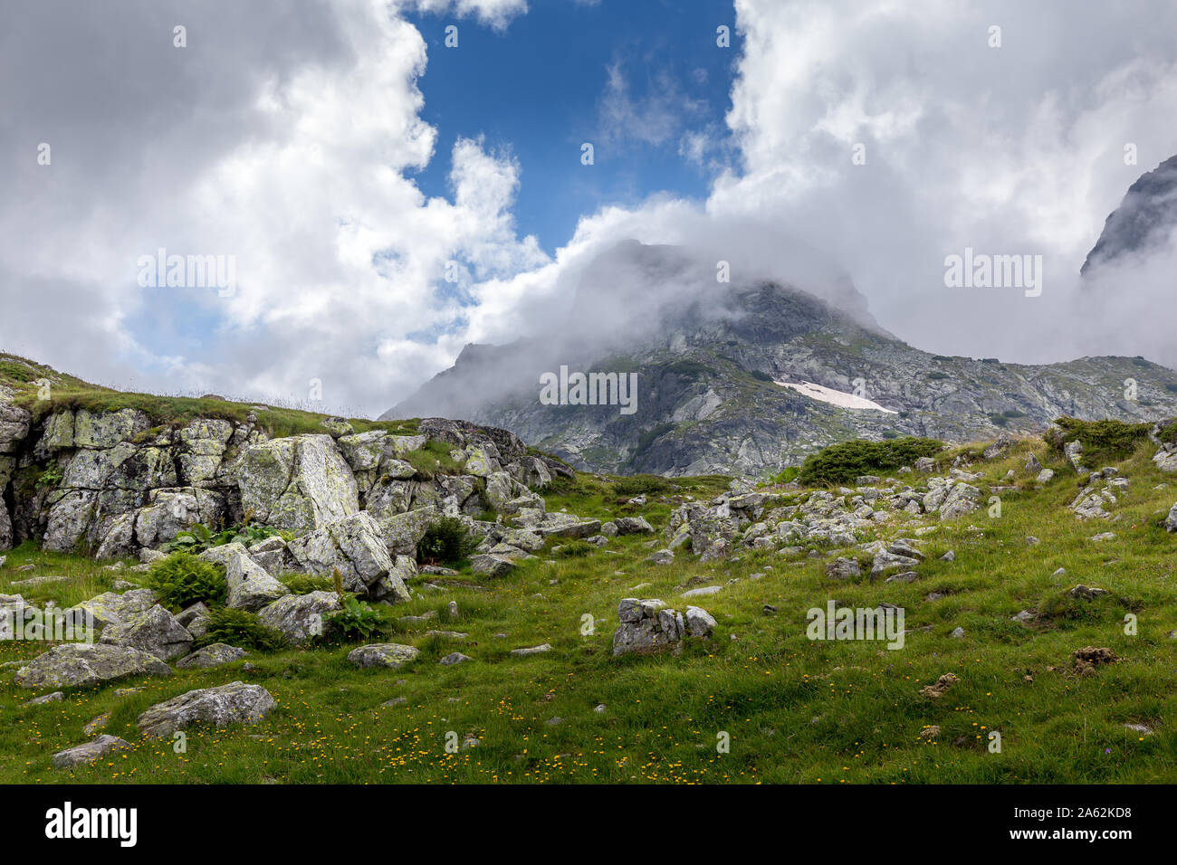 Paysage à couper le souffle avec ciel dramatique au montagne de Rila en Bulgarie. Banque D'Images