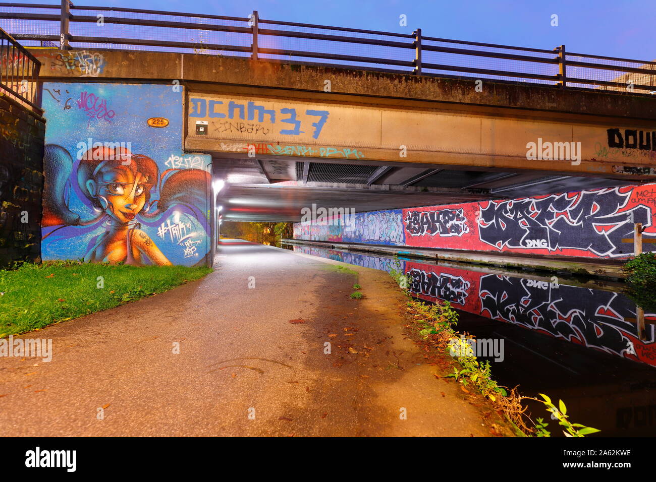 Wellington Road pont qui enjambe le canal de Leeds à Liverpool à Leeds. Banque D'Images