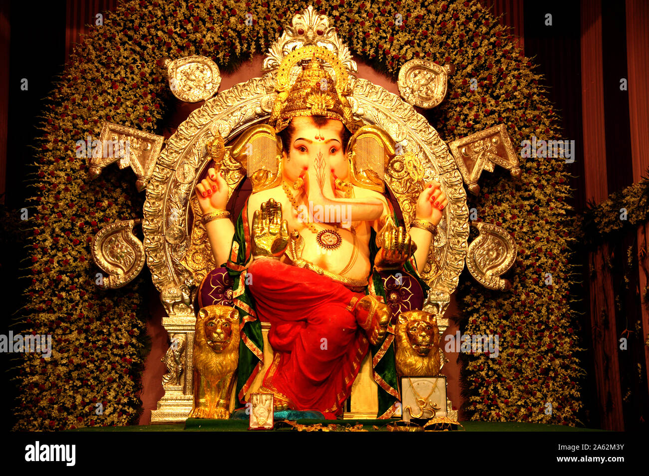 À l'occasion du Seigneur Ganesh Ganesh Festival décorés avec de l'or de vingt-deux rois à Gaur Monts Sarawat Brahmane(GSB) wadala Mumbai, Inde, Asie Banque D'Images