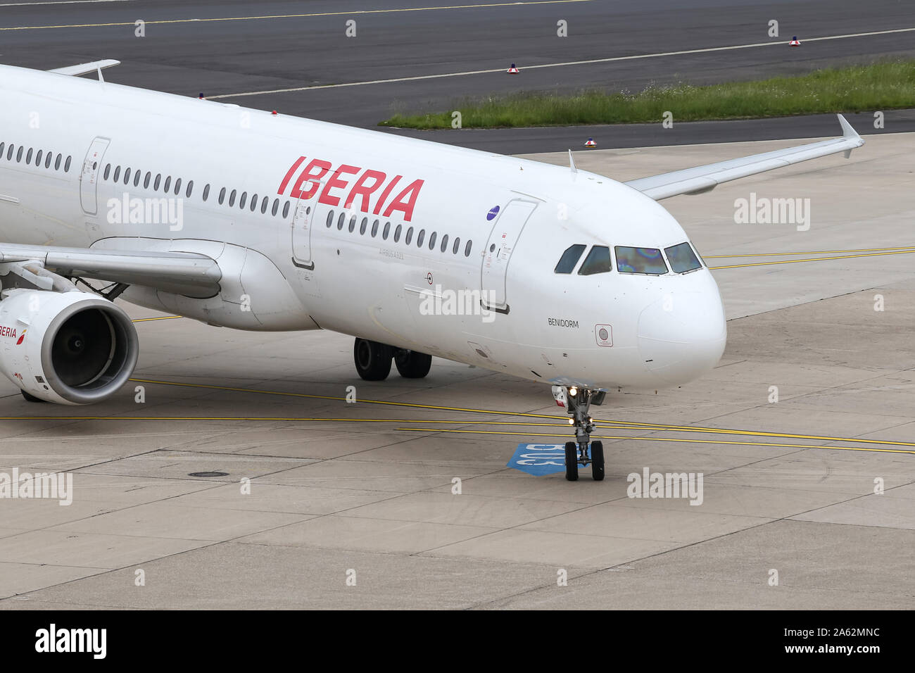 DUSSELDORF, ALLEMAGNE - le 26 mai 2019 : Airbus A321-212 d'Iberia (CN 1021) taxi à l'aéroport de Düsseldorf. Banque D'Images