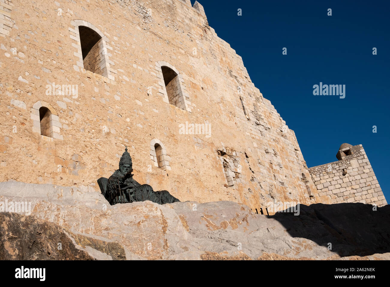 Les murs du château à Peniscola en Espagne avec la statue de bronze du Pape avec tiare papale Banque D'Images