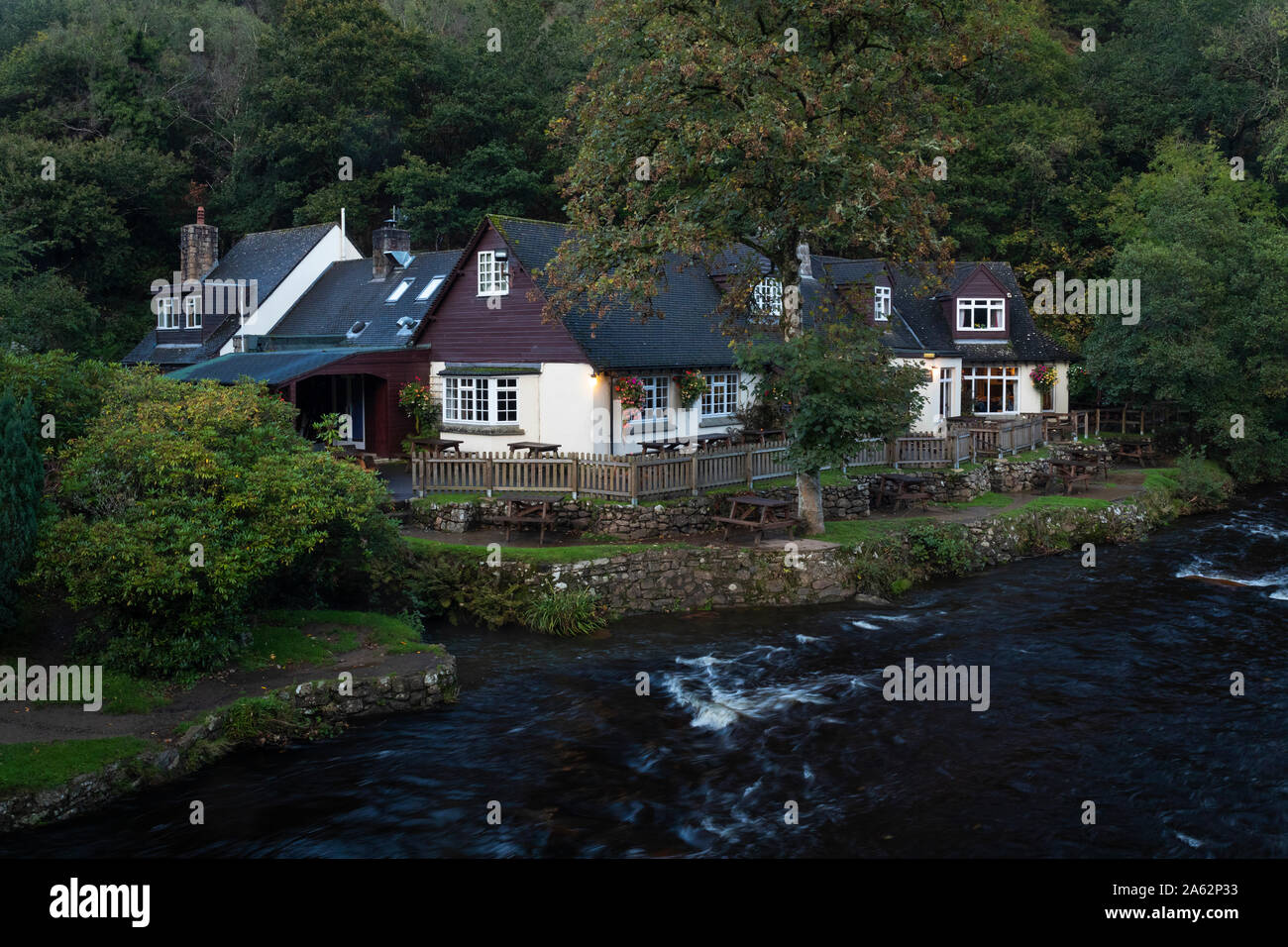 Fingle Bridge Inn au bord de la rivière Teign sur le parc national de Dartmoor. Banque D'Images