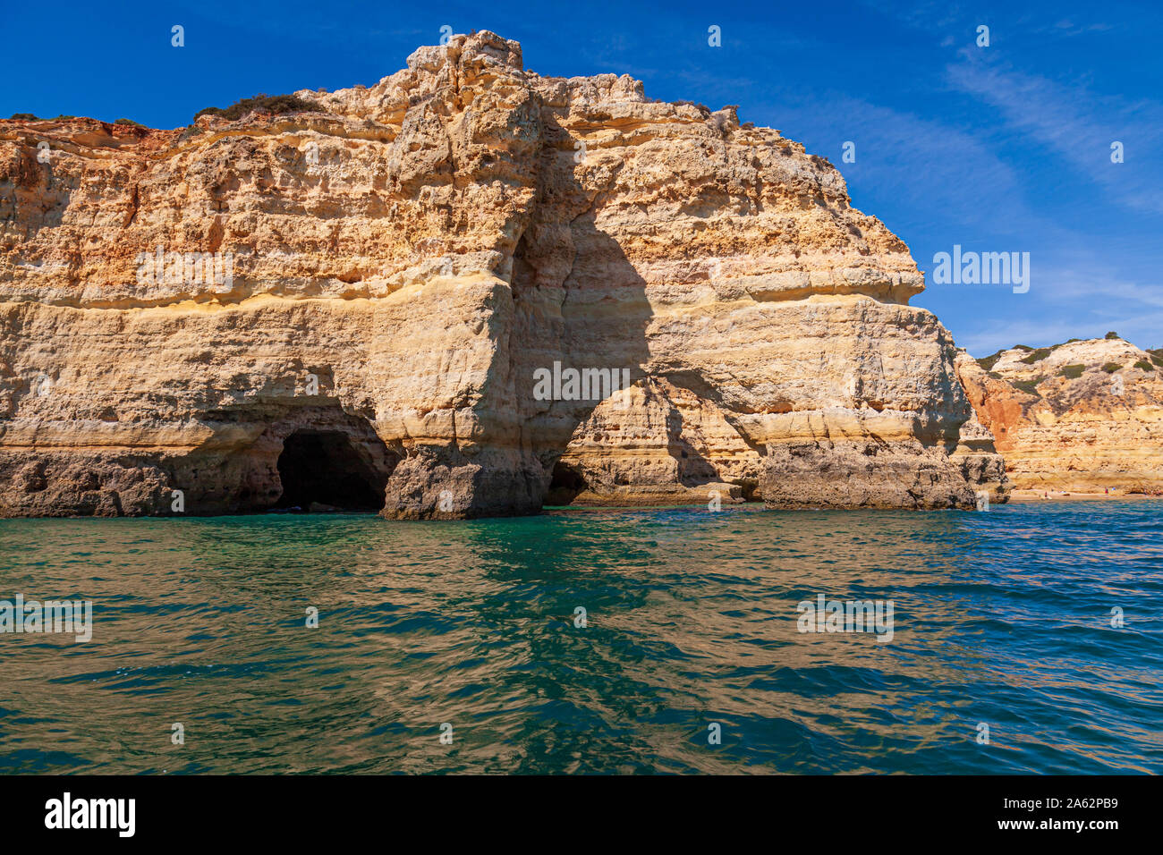 Vue de la côte de l'algarve la fin de l'été d'affleurements rocheux grottes et falaises de la mer Banque D'Images