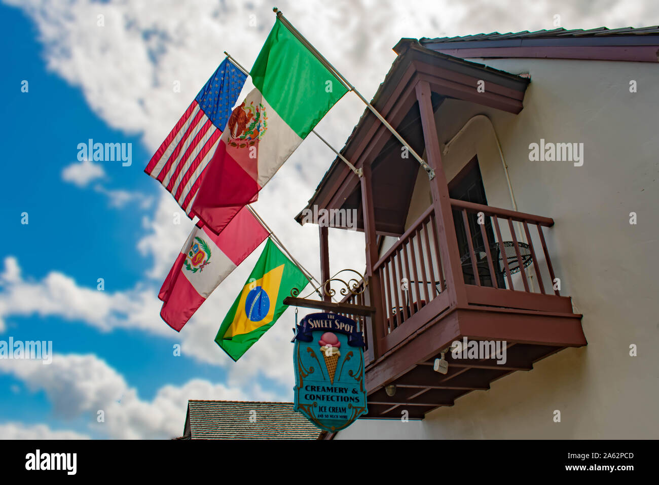 Saint Augustin, en Floride. 30 mai , 2019 . Belle maison ancienne avec balcon et de drapeaux colorés à St George St. at Old Town en Floride Côte Historique . Banque D'Images