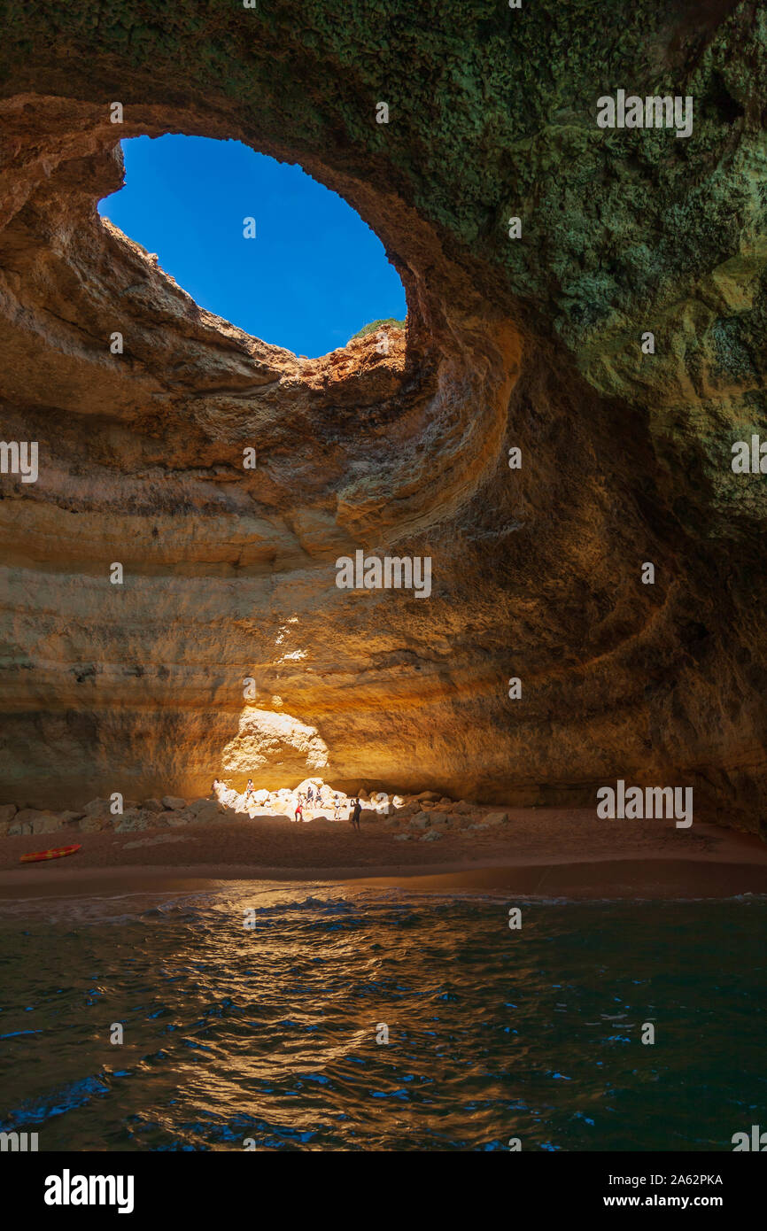 Voir l'intérieur de la caverne sur la mer benagil portugais portugal algarve Banque D'Images