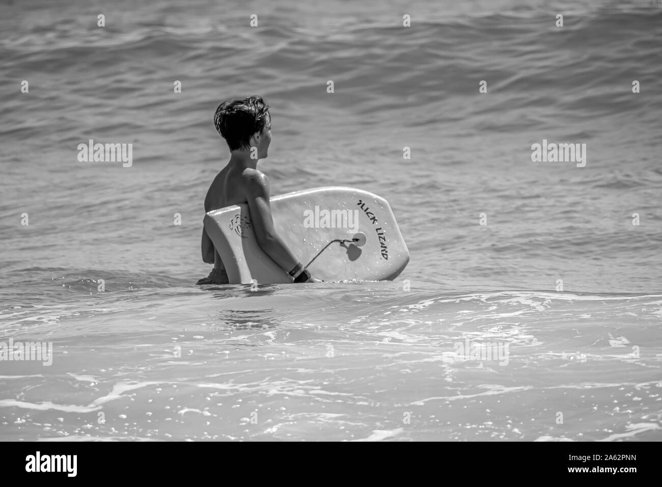 Daytona Beach en Floride. Juillet 07, 2019 Garçon profitant des vagues de surf au Main Street Pier salon Banque D'Images