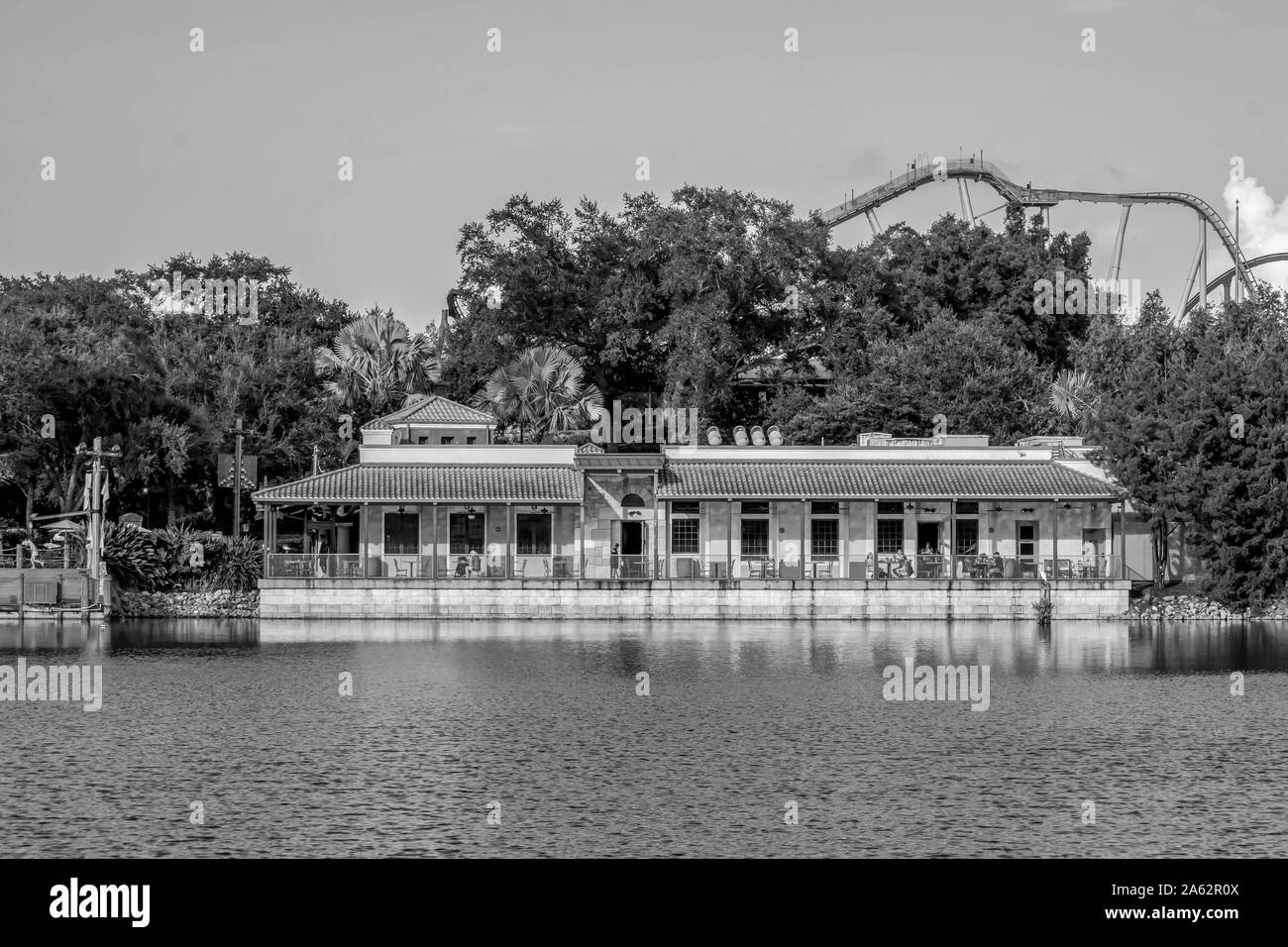 Orlando, Floride. Le 31 août 2019. Vue panoramique du restaurant Épices et Kraken rollercoaster à Seaworld Banque D'Images