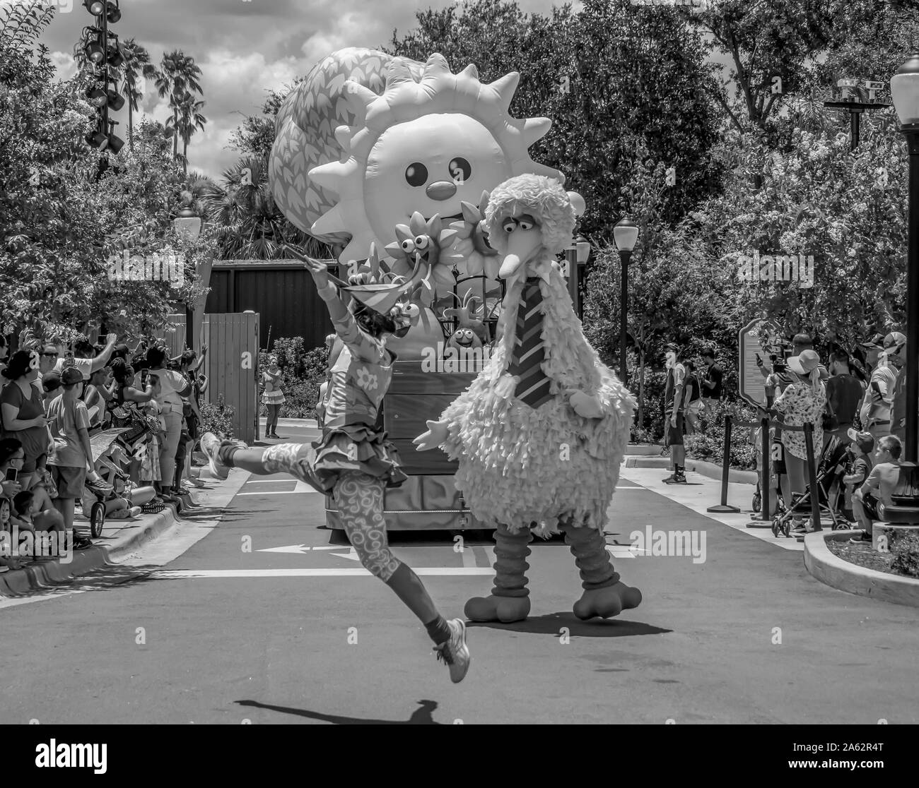 Orlando, Floride. Le 30 juillet 2019. Big Bird et de danse in Sesame Street Parade Party at Seaworld Banque D'Images