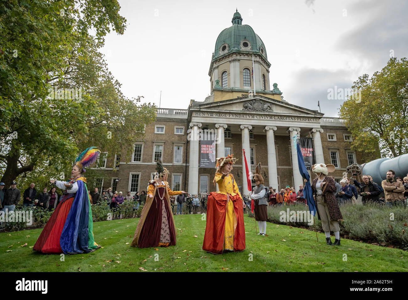 Octobre beaucoup d'automne traditionnelle procession. Les mimes de la part des Lions à réaliser dans les jardins du Musée impérial de la guerre. Londres, Royaume-Uni. Banque D'Images