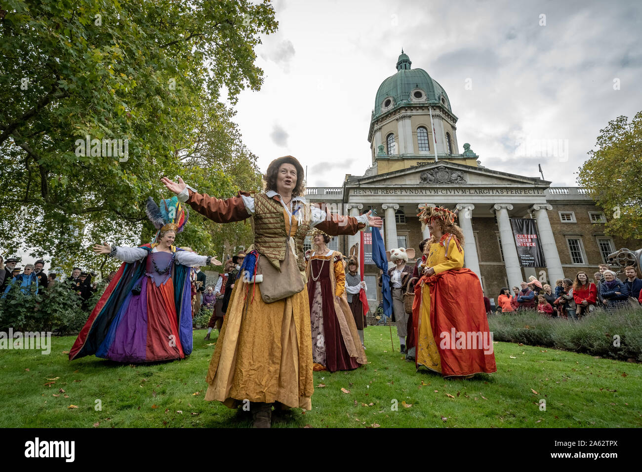 Octobre beaucoup d'automne traditionnelle procession. Les mimes de la part des Lions à réaliser dans les jardins du Musée impérial de la guerre. Londres, Royaume-Uni. Banque D'Images