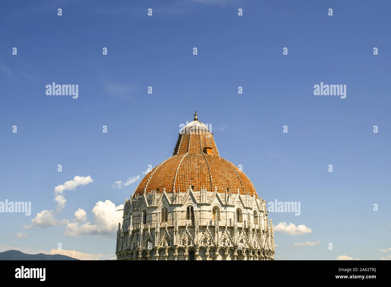 Haut de la coupole du baptistère de Saint Jean sur la Piazza dei Miracoli dans le centre historique de Pise avec un fond de ciel bleu clair, Toscane, Italie Banque D'Images