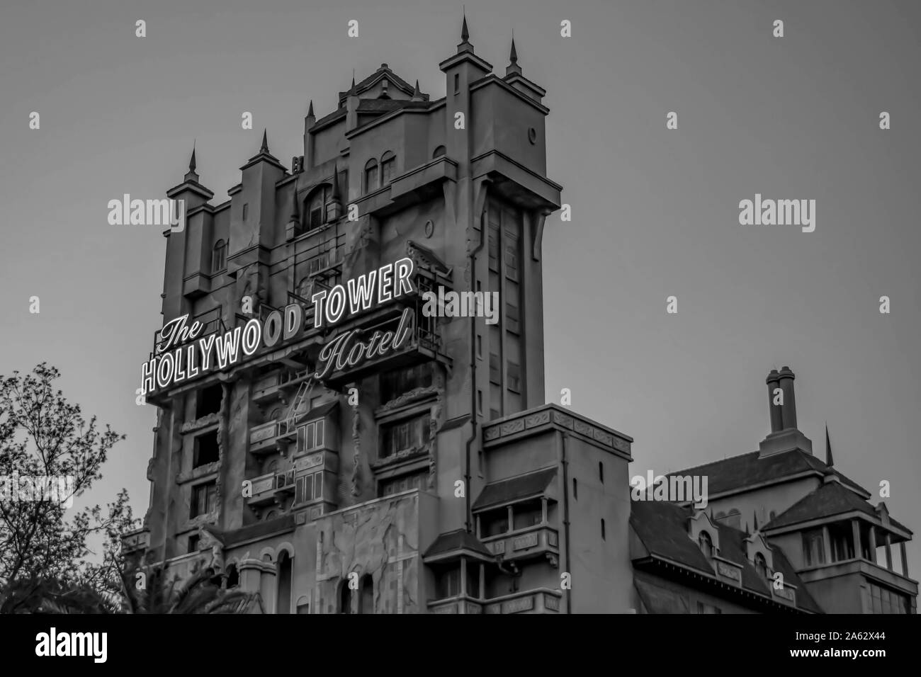 Orlando, Floride. 19 mars, 2019.La Tour de la terreur et de palmiers sur fond coucher de soleil à Hollywood studios de Walt Disney World (3) Banque D'Images