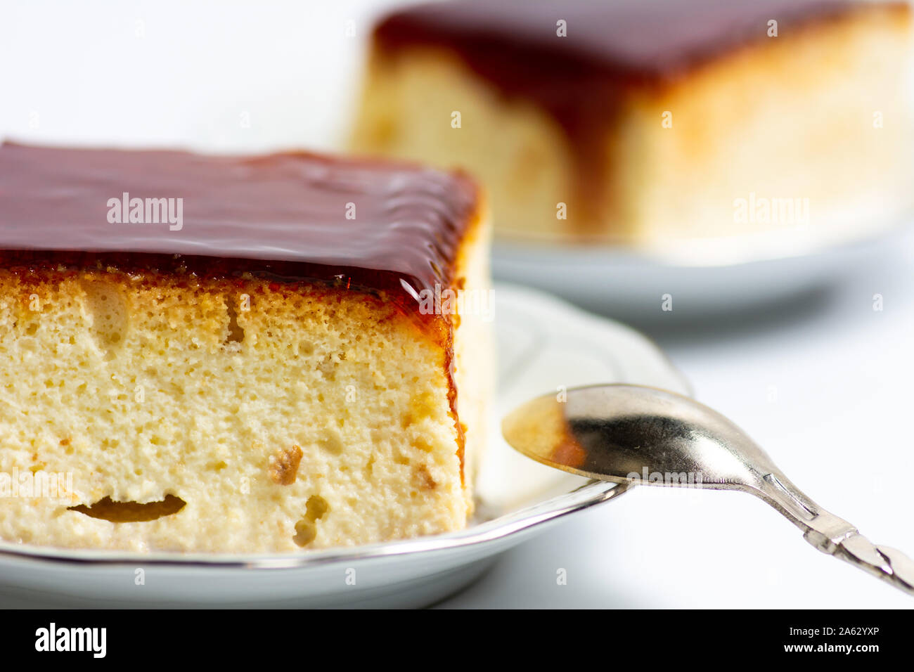 Trilece gâteau éponge avec du lait et garniture au caramel Banque D'Images