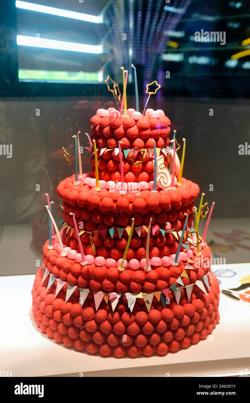 Presentation De Fraises ada Dans La Forme D Un Gateau D Anniversaire Au Musee Haribo A Uzes Dans Le Departement Du Gard Photo Stock Alamy