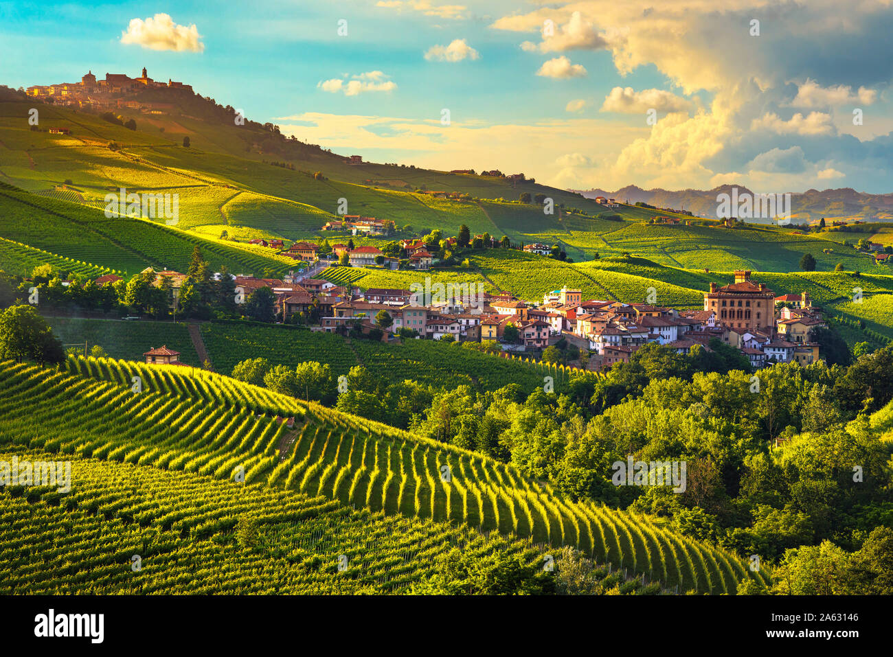 Les vignobles des Langhe, Barolo panorama Village, Site de l'Unesco, Piémont, Italie du nord de l'Europe. Banque D'Images
