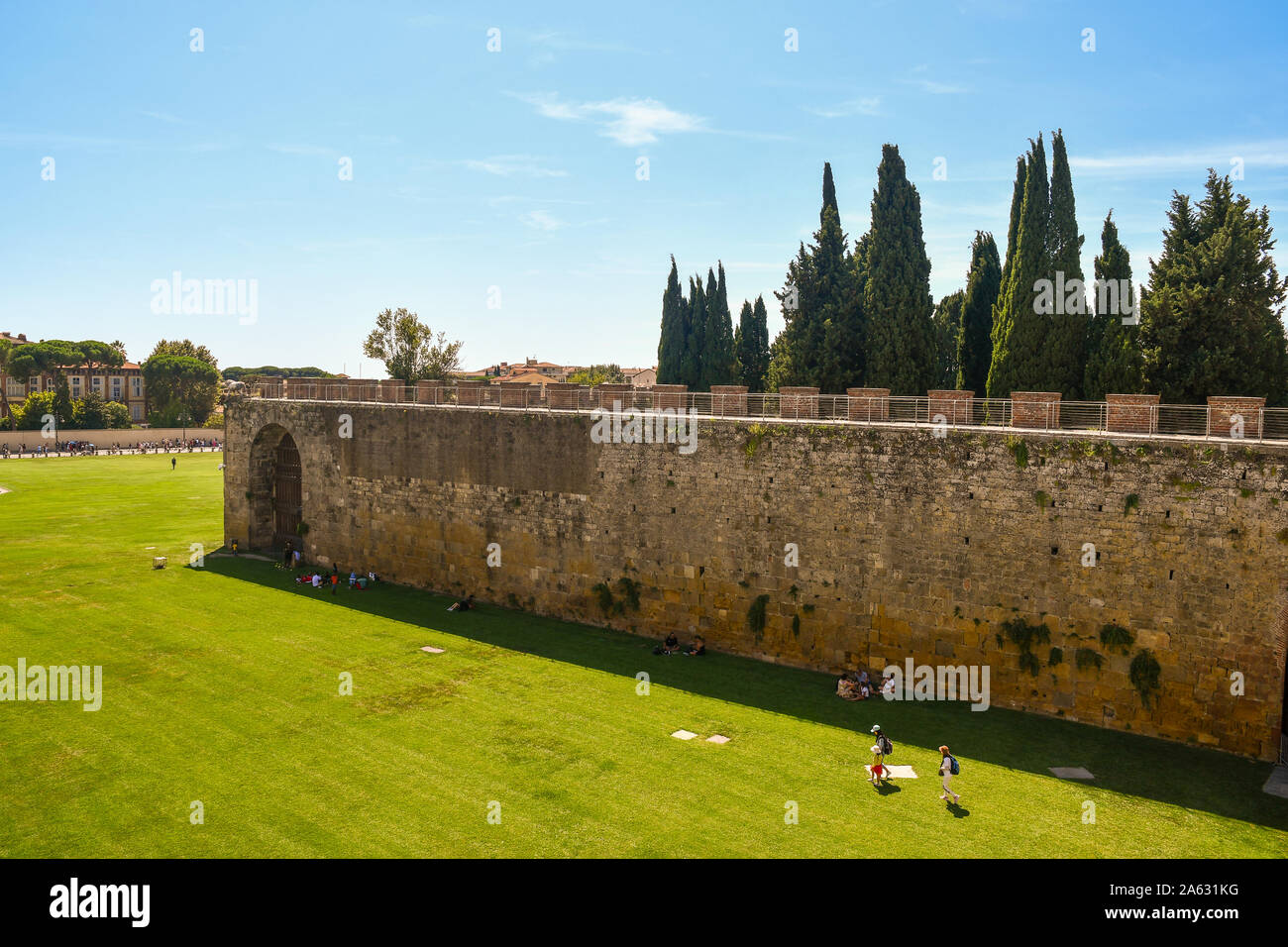 Portrait de la célèbre Piazza dei Miracoli de Pise à partir de la passerelle surélevée sur les murs de la ville antique d'une journée ensoleillée, Toscane, Italie Banque D'Images
