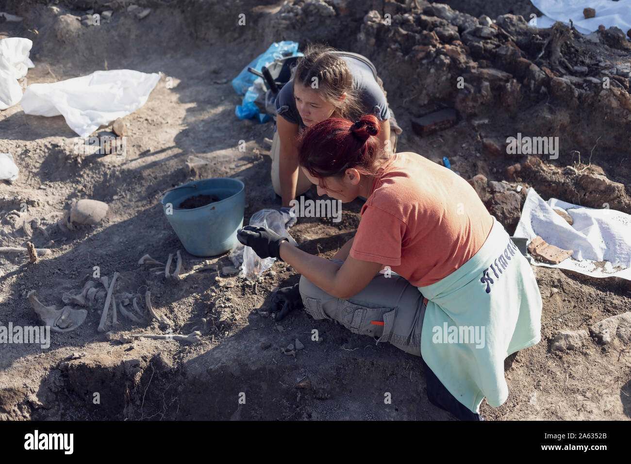 Vinča, Serbie, Sep 27, 2019 : les jeunes femmes qui travaillent sur les fouilles de l'archéologue Banque D'Images