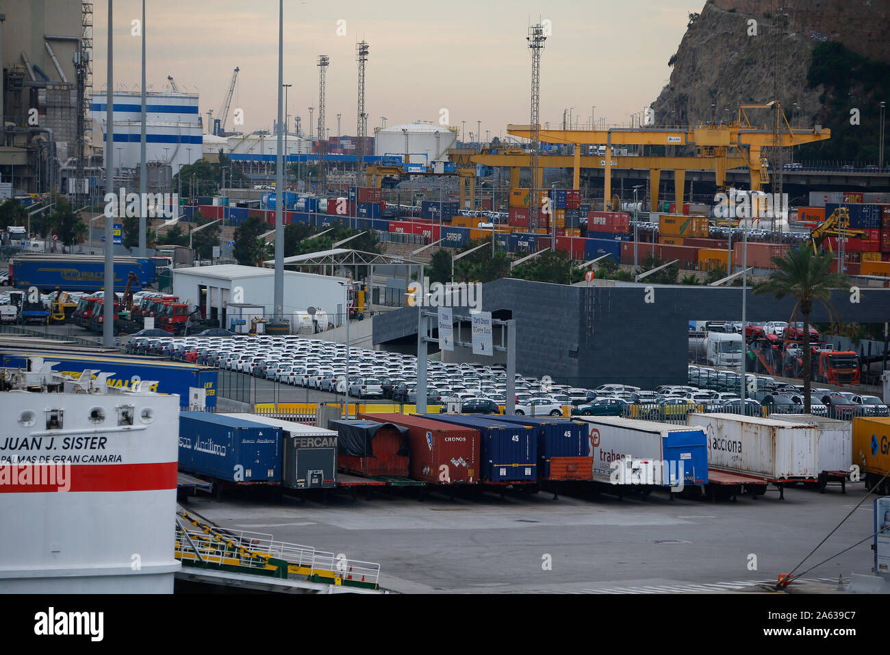 Barcelone fret et cargo docks à côté de bateaux de croisière de la ville port Banque D'Images
