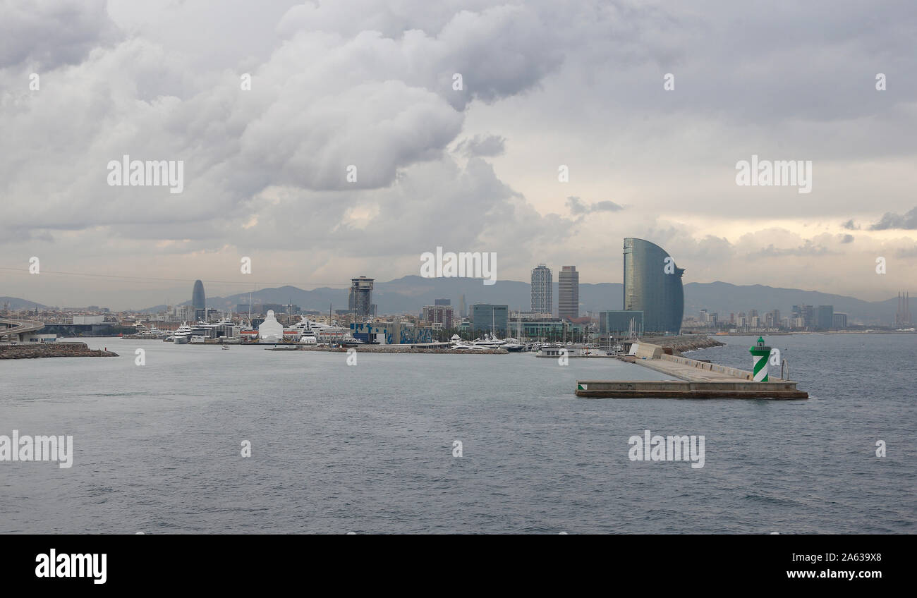 Barcelone fret et cargo docks à côté de bateaux de croisière de la ville port Banque D'Images
