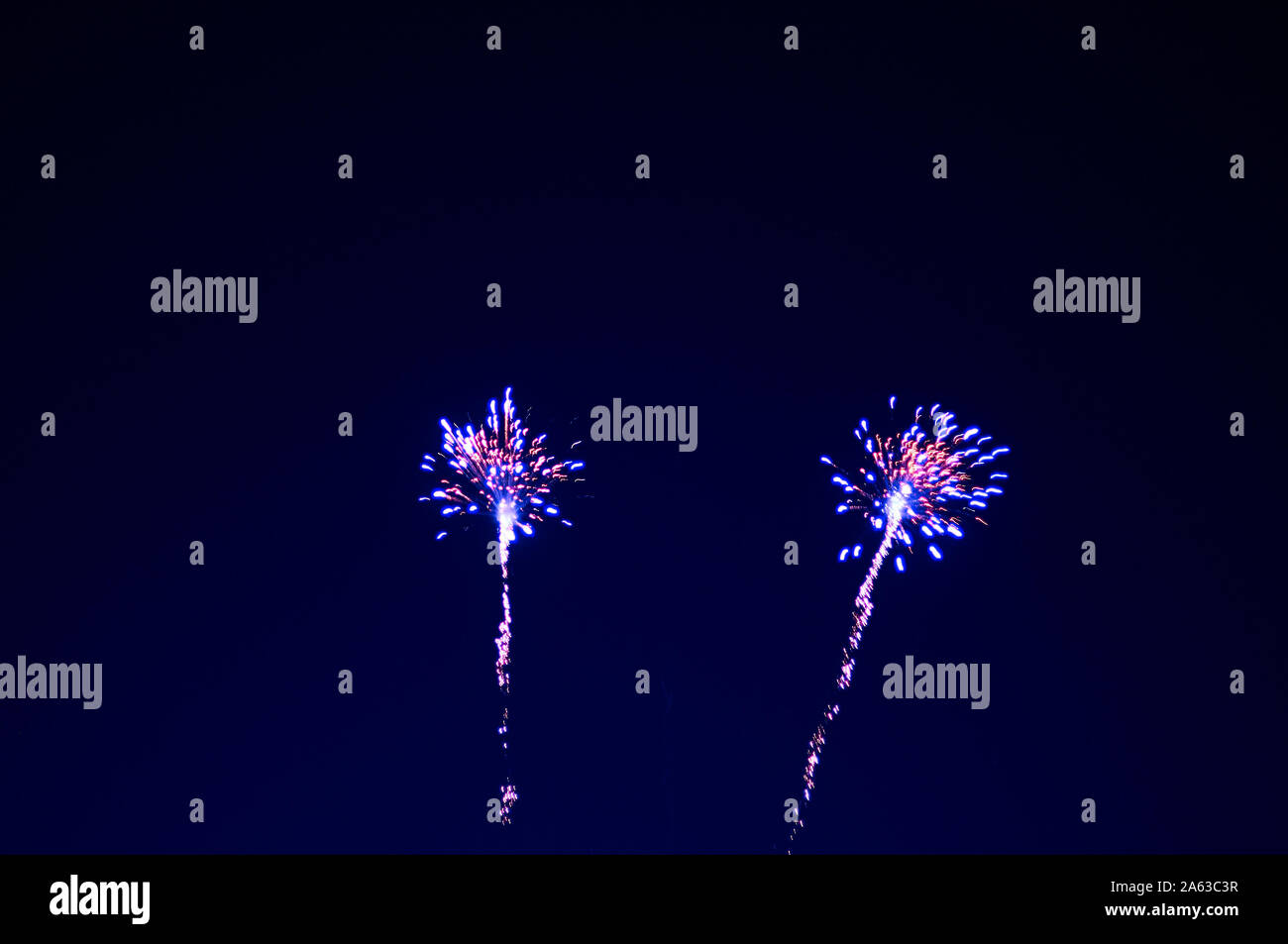 Résumé des lignes bleu et rouge un arrière-plan doux firework Banque D'Images