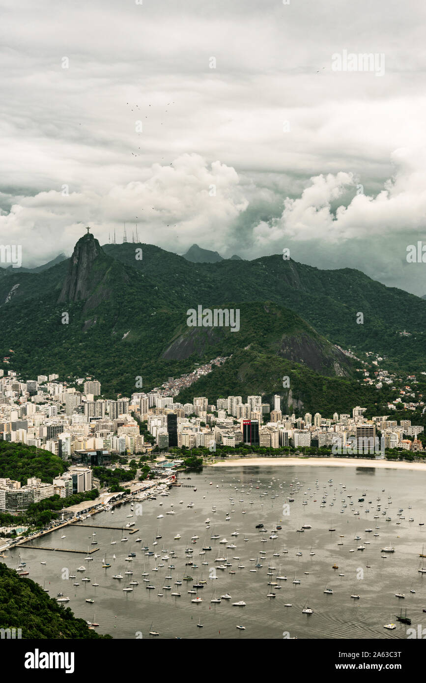 Avis de Botafogo de voisinage et de montagnes à Rio de Janeiro en été. Banque D'Images