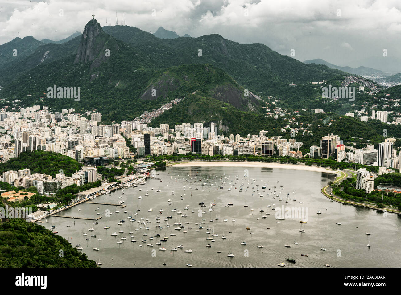 Avis de Botafogo de voisinage et de montagnes à Rio de Janeiro en été. Banque D'Images