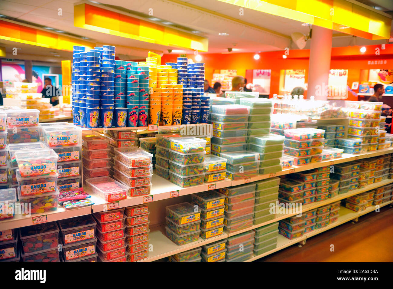 L'intérieur et les étagères de la boutique Haribo à Uzès dans le  département du Gard Photo Stock - Alamy