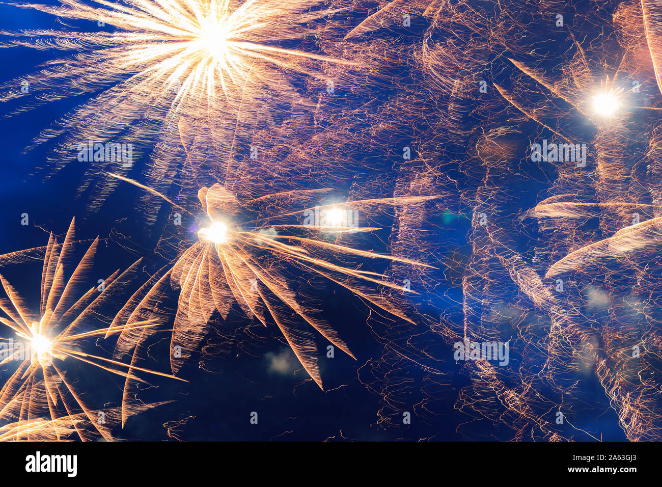 D'artifice peu coûteux sur la ville jaune, bleu et blanc. Claires et brillantes. Pour n'importe quel but. Concept de célébration. Banque D'Images