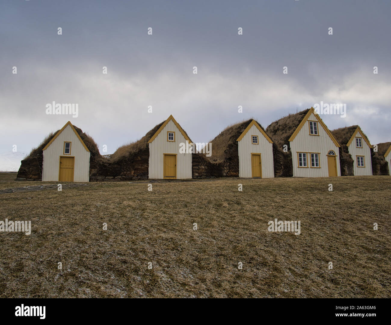 Rénové maisons de tourbe dans l'église village Glaumbaer en Islande Banque D'Images