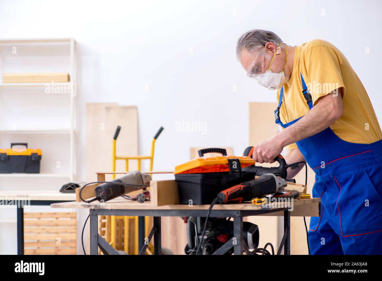 La vieille femme menuisier travaillant en atelier Banque D'Images