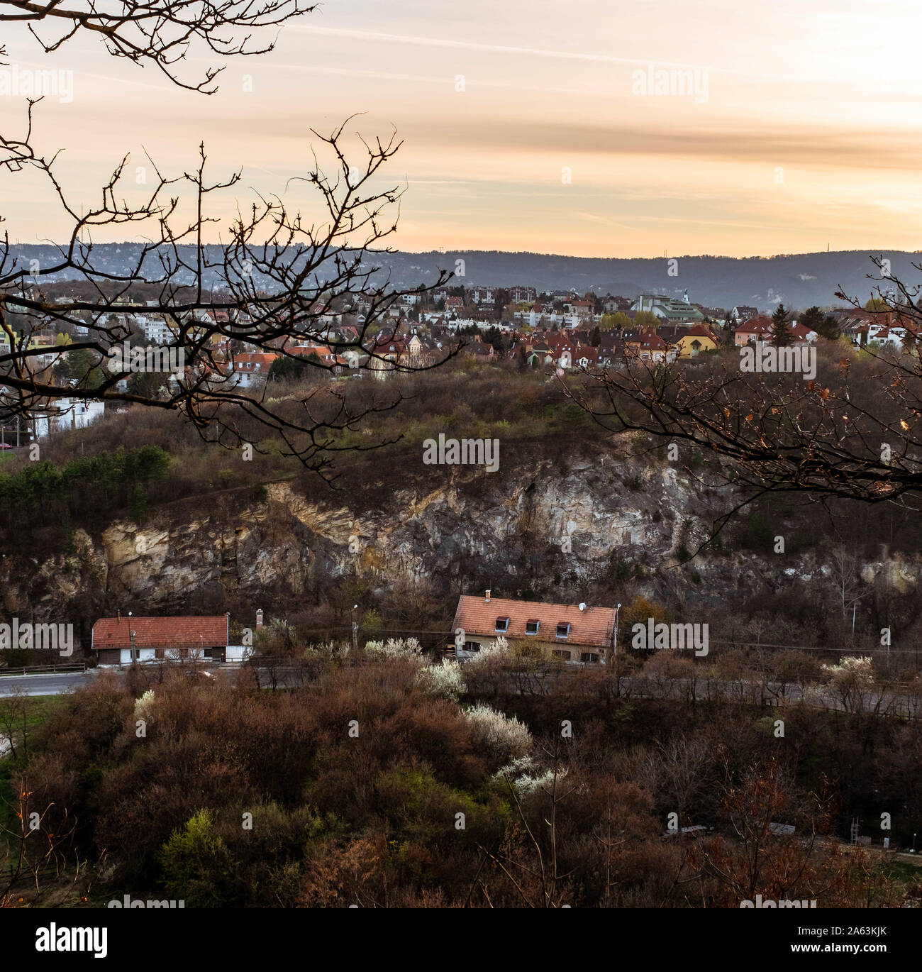 Coucher de soleil sur Pál völgyi-grotte de stalactites vu de Mátyás Hill. Banque D'Images