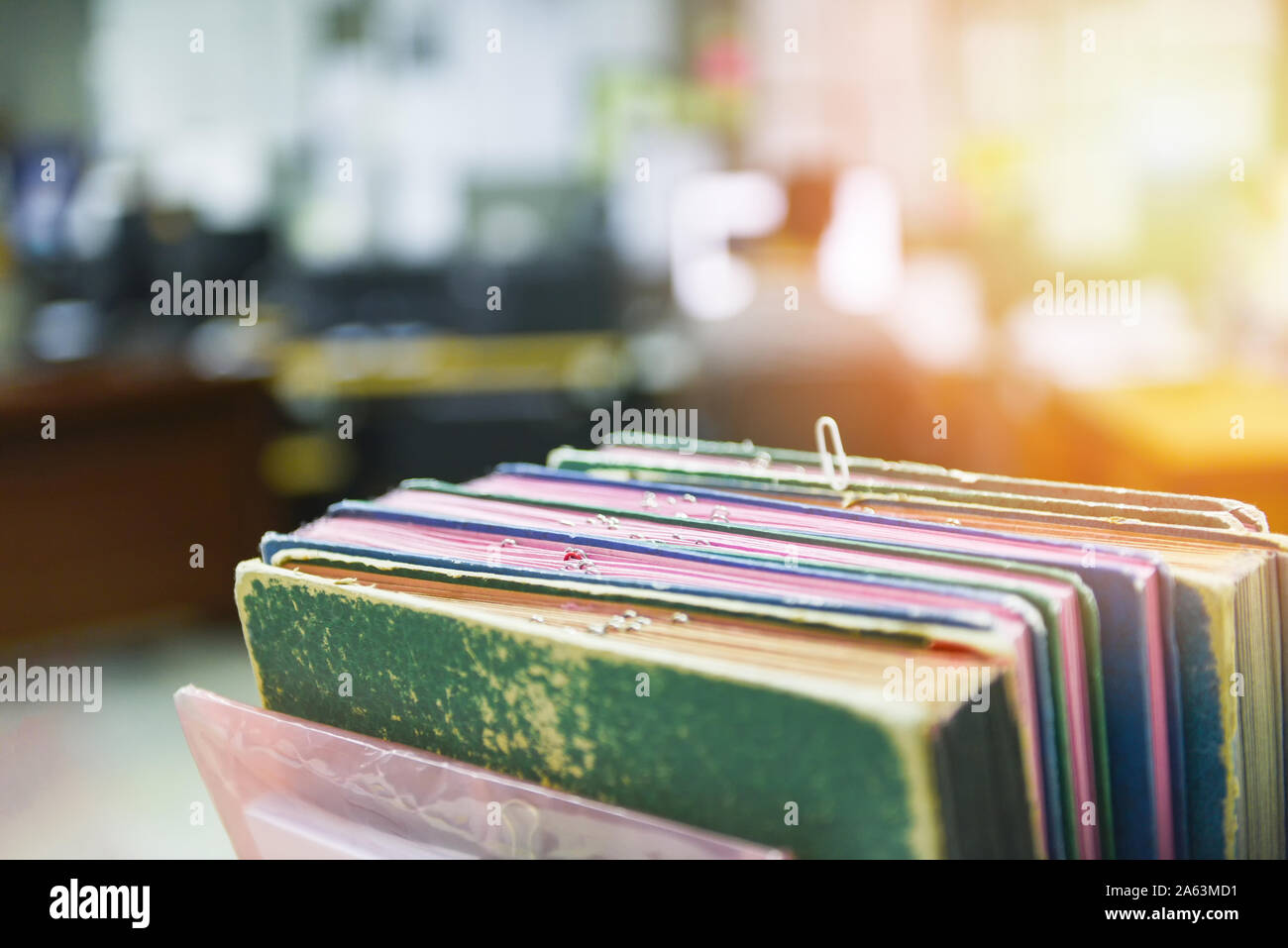 Documents en fichiers placés dans le classeur avec trombone / business paper document file trier dans un office 24 , selective focus Banque D'Images