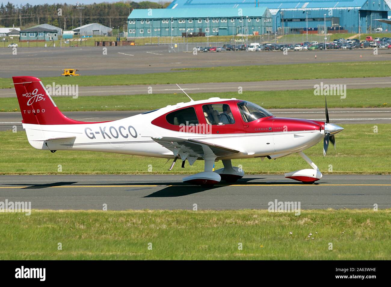 G-KOCO, un Cirrus SR22-GTSX Turbo, à l'Aéroport International de Prestwick en Ayrshire. Banque D'Images