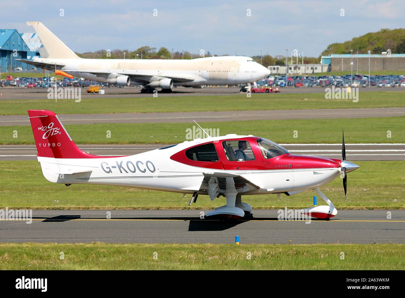 G-KOCO, un Cirrus SR22-GTSX Turbo, à l'Aéroport International de Prestwick en Ayrshire. Banque D'Images