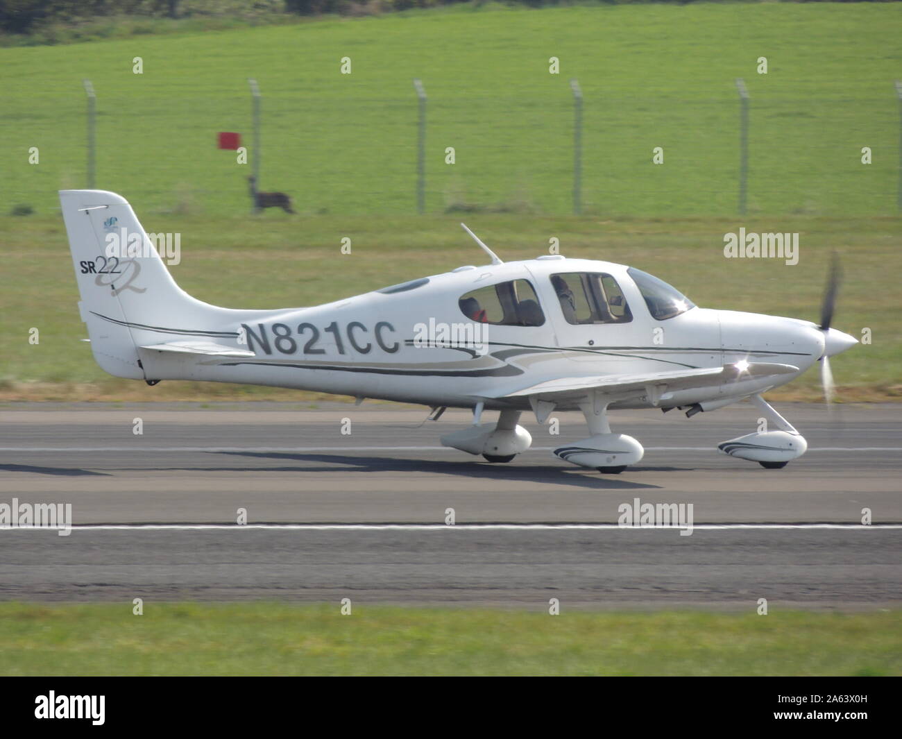 G-KOCO, un Cirrus SR22-GTSX Turbo, à l'Aéroport International de Prestwick en Ayrshire. Banque D'Images