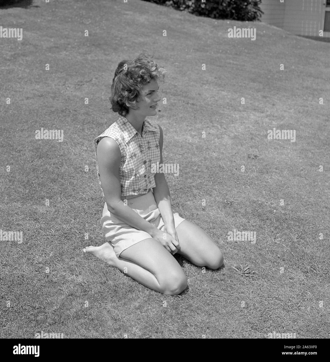 PORT de Hyannis, MA - Juin 1953 : Jacqueline Bouvier en vacances au Kennedy composé en juin 1953 à Hyannis Port, Massachusetts. (Photo de Hy Peskin) Banque D'Images